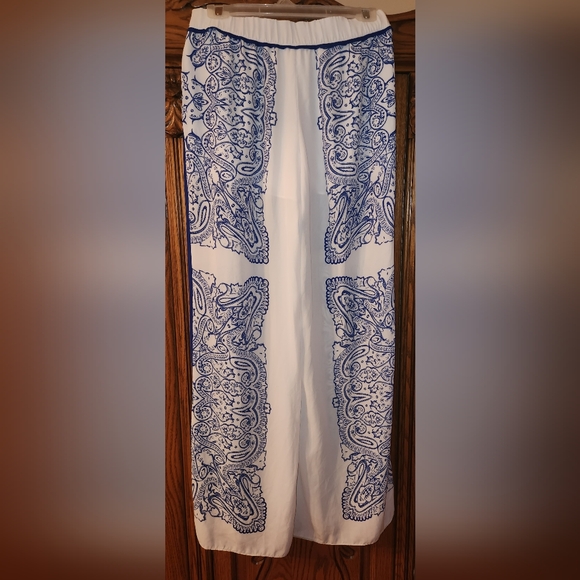 Guess, white and blue pattern, size small - Picture 2 of 4
